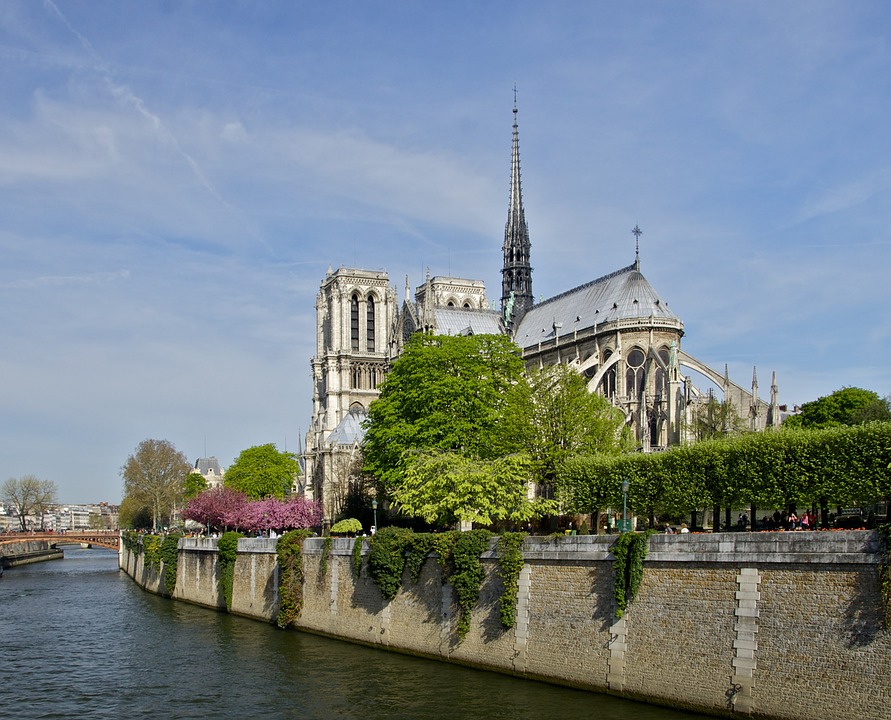 Que faire maintenant que la cathédrale Notre-Dame de Paris est brûlée ?