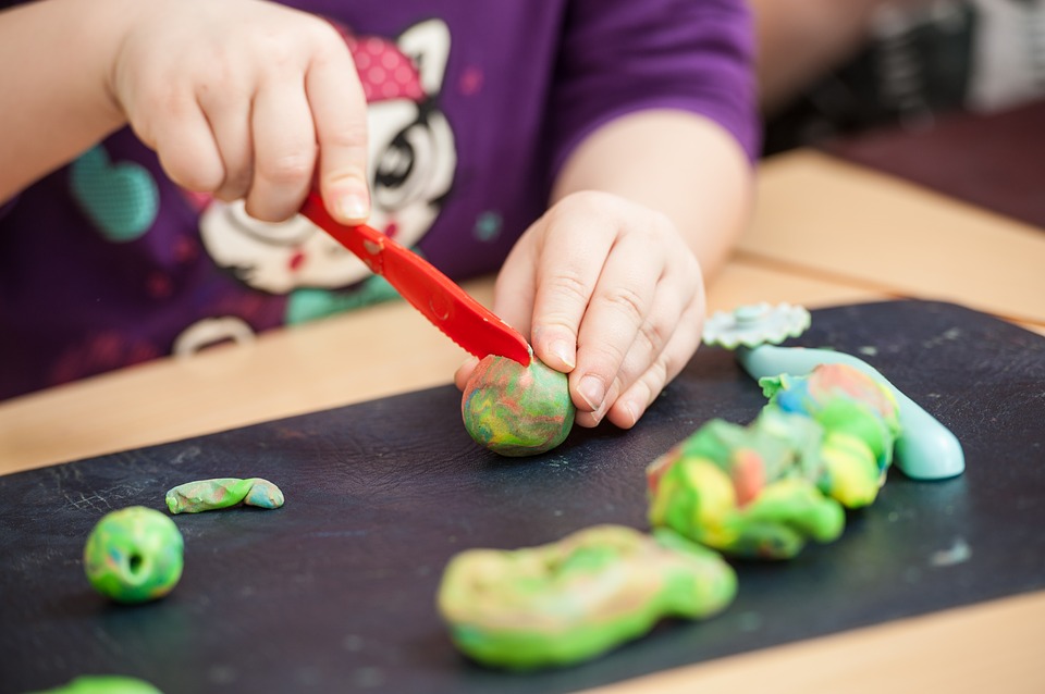 L’éducation des enfants : Utilisation de la pâte à modeler