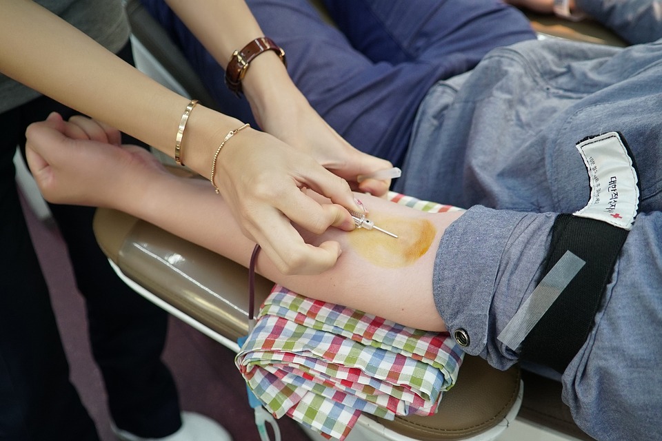 Evolution sur les conditions de don de sang par les homosexuels hommes